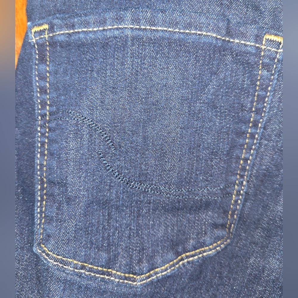 Levi's Strauss Signature Dark Wash Cuffed Hem Mid Rise Stretch Bermuda S… - Picture 4 of 4